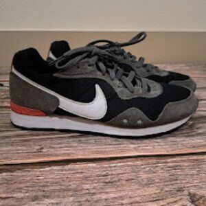 Nike Men's Venture Runner sneaker black/flash crimson/iron grey size 7.5